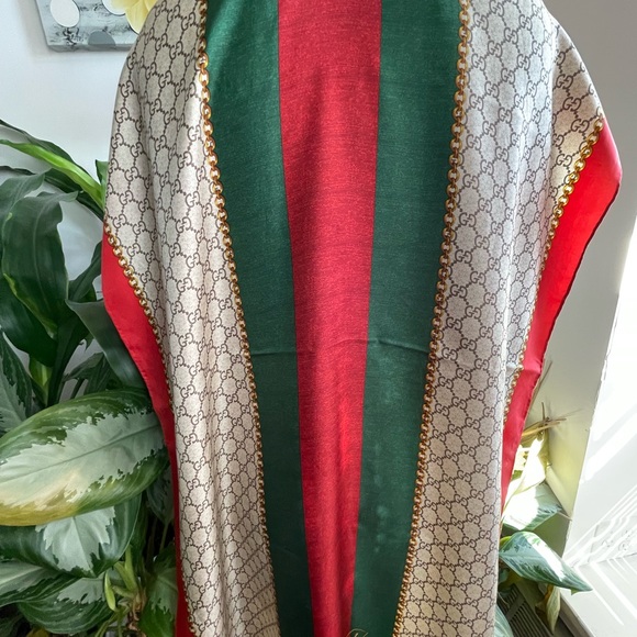 Gucci Crest Monogram Silk Shawl Scarf. - Picture 6 of 16